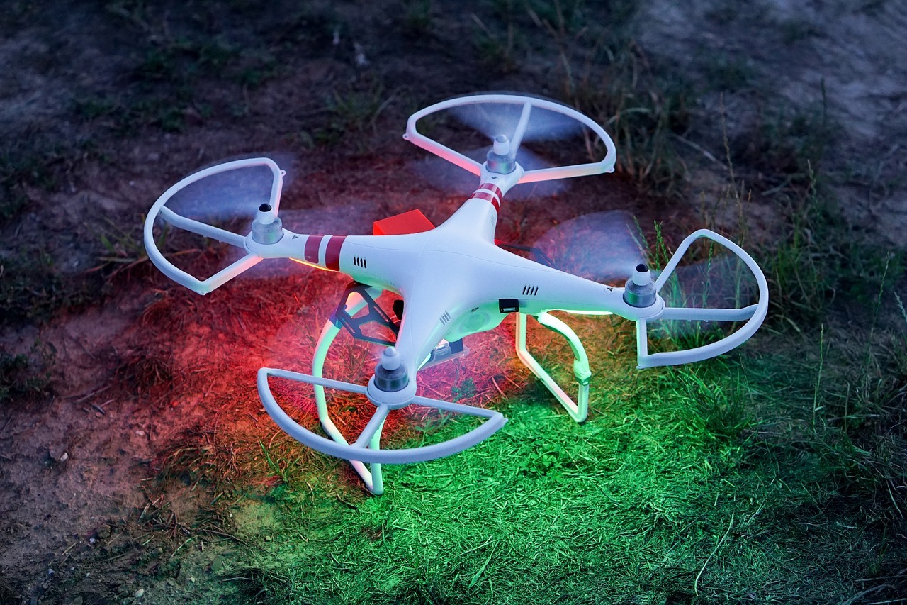 Jak latać dronem? Przydatne informacje dla początkujących